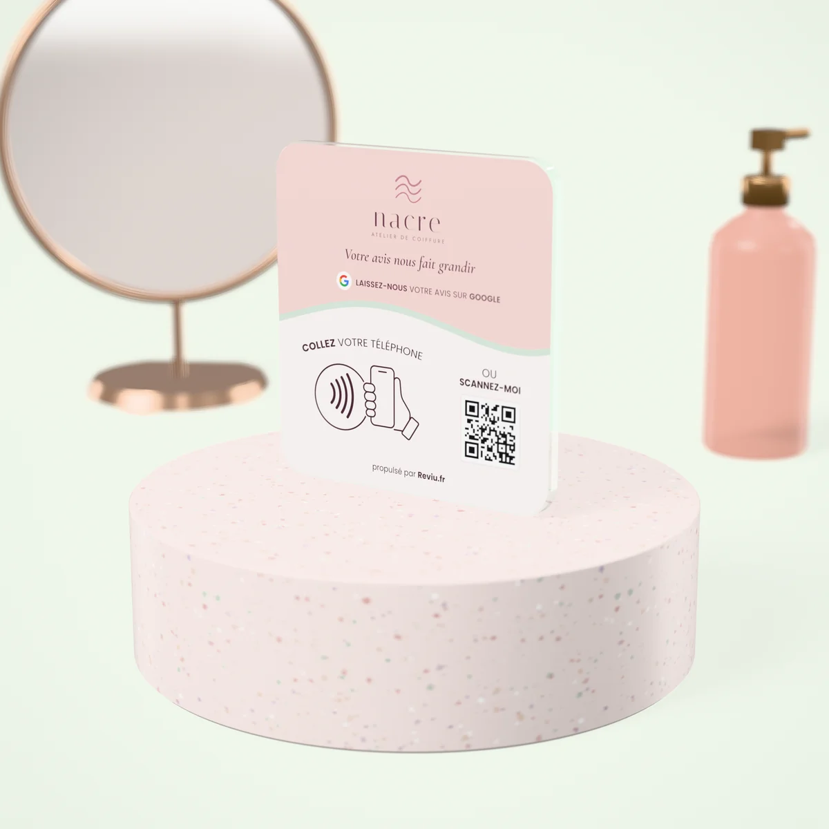 Présentoir personnalisé pour un salon de coiffure : couleurs pastel et logo